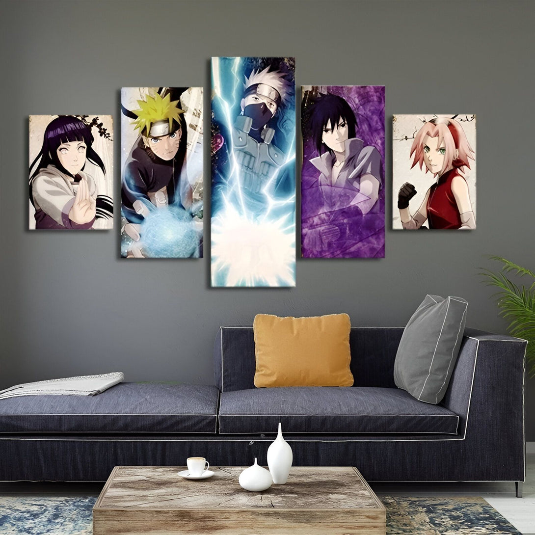 Ensemble de 5 toiles représentant les personnages de Naruto : Naruto, Sasuke, Sakura, Kakashi et Hinata. Les toiles sont disposées sur un mur gris dans un salon moderne avec un canapé et une table basse.