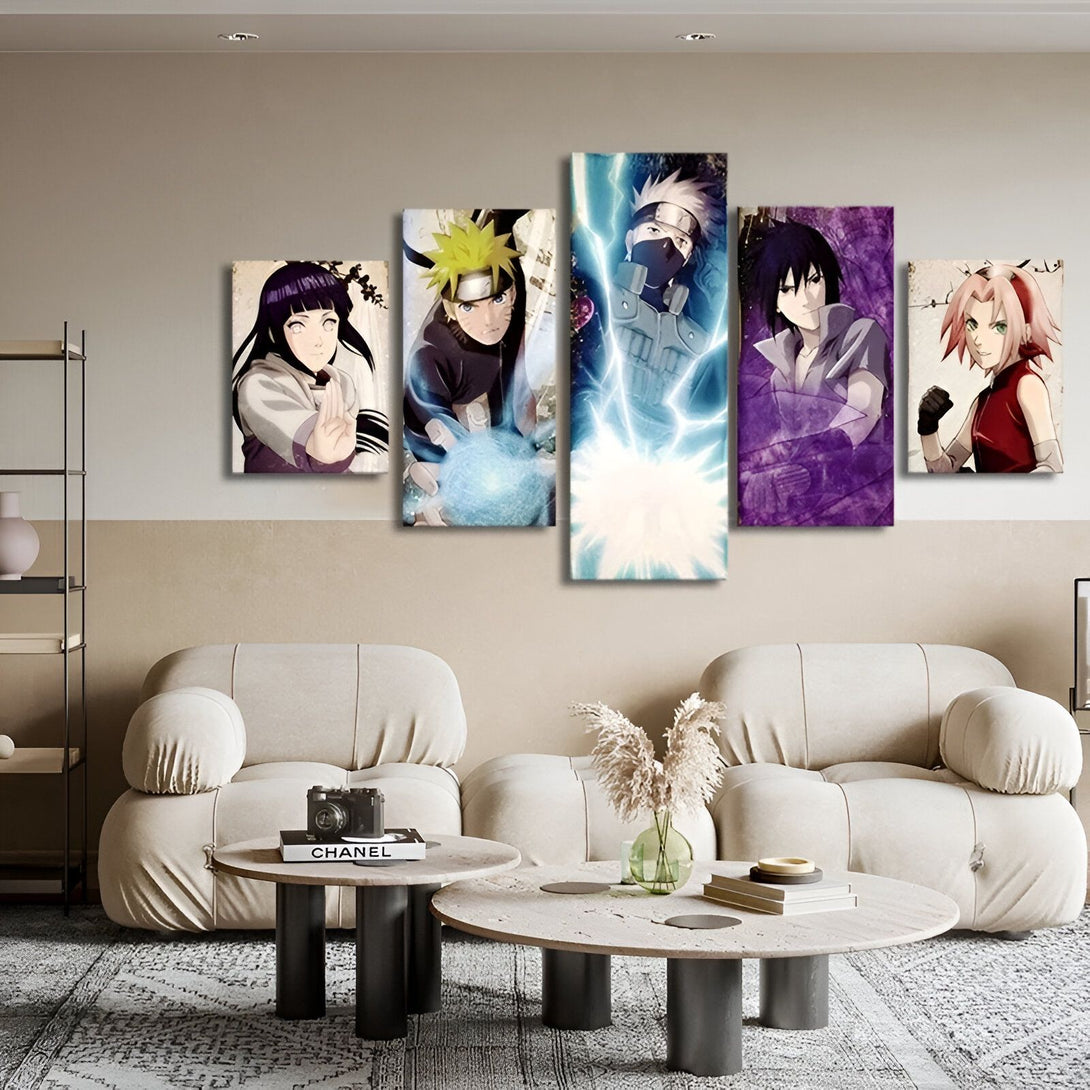 Ensemble de 5 toiles représentant les personnages de l'anime Naruto : Naruto, Sasuke, Kakashi, Sakura et Hinata. Les toiles sont affichées sur un mur dans un salon moderne.