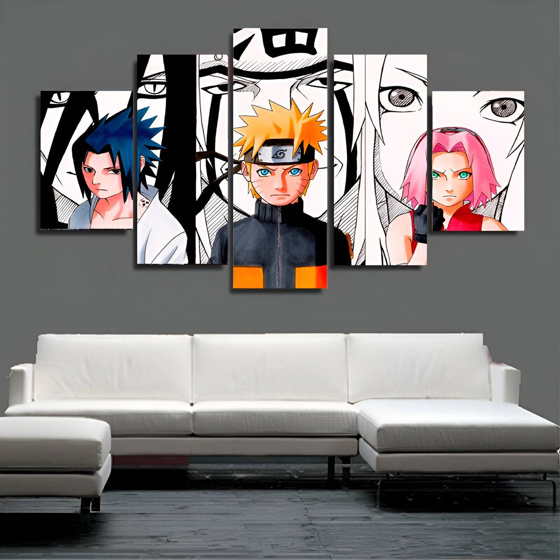 Toile d'art murale Naruto avec 5 panneaux représentant les personnages principaux de la série : Naruto, Sasuke, Sakura, Kakashi et Obito. La toile est suspendue au-dessus d'un canapé blanc dans un salon.
