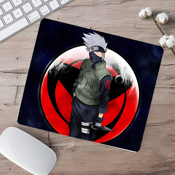 Sous-main avec un design de Kakashi Hatake, un personnage de l'anime Naruto, sur fond noir avec le symbole de l'Akatsuki.