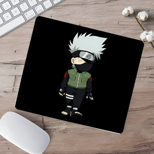 Un tapis de souris avec un dessin animé de Kakashi Hatake, un personnage de l'anime Naruto, sur un fond noir.