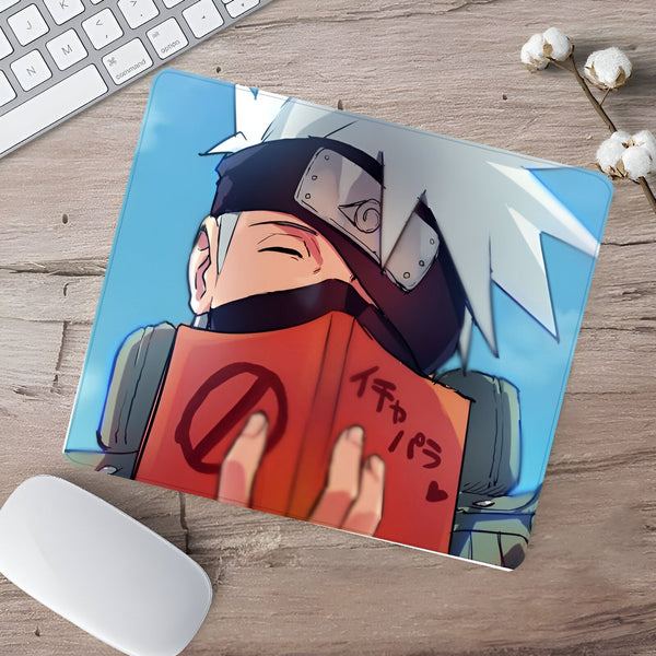 Sous-main avec illustration de Kakashi Hatake du manga Naruto, il porte son bandeau et tient un livre rouge avec l'inscription "Iruka" en japonais.