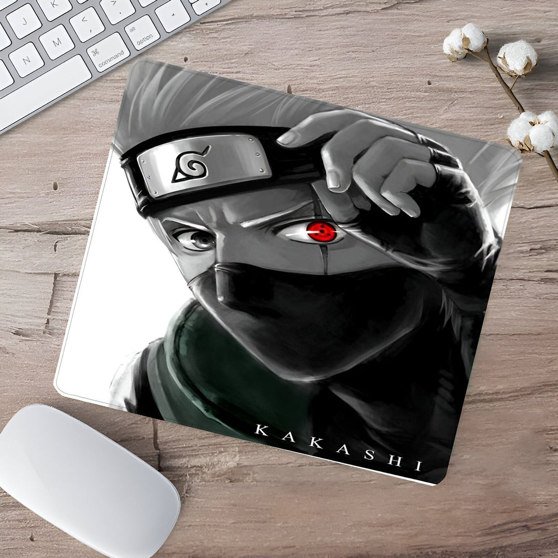 Sous-main avec un dessin de Kakashi Hatake, un personnage du manga Naruto, avec son bandeau frontal et son Sharingan visible.