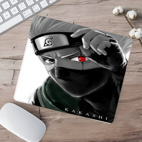 Sous-main avec un dessin de Kakashi Hatake, un personnage du manga Naruto, avec son bandeau frontal et son Sharingan visible.