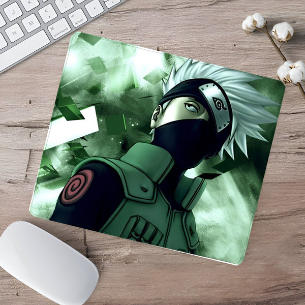 Sous-main de souris avec une illustration de Kakashi Hatake, un personnage de l'anime Naruto, portant son bandeau et son masque. L'image est sur un fond vert et blanc.