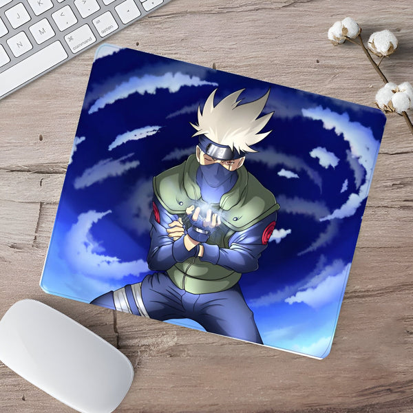 Sous-main de souris avec un dessin de Kakashi Hatake, un personnage de l'anime Naruto, tenant un Rasengan dans sa main.  Le fond est bleu avec des nuages blancs.