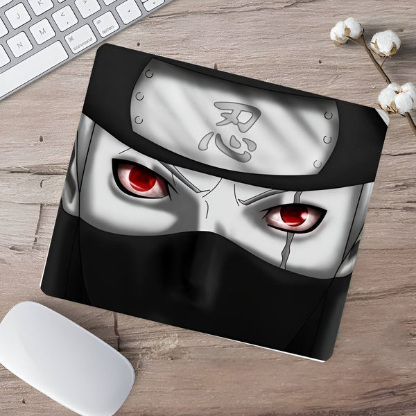 Sous-main de souris avec l'image de Pain, un personnage de l'anime Naruto, portant son bandeau frontal et avec ses yeux rouges. Un excellent ajout pour tous les fans de Naruto !