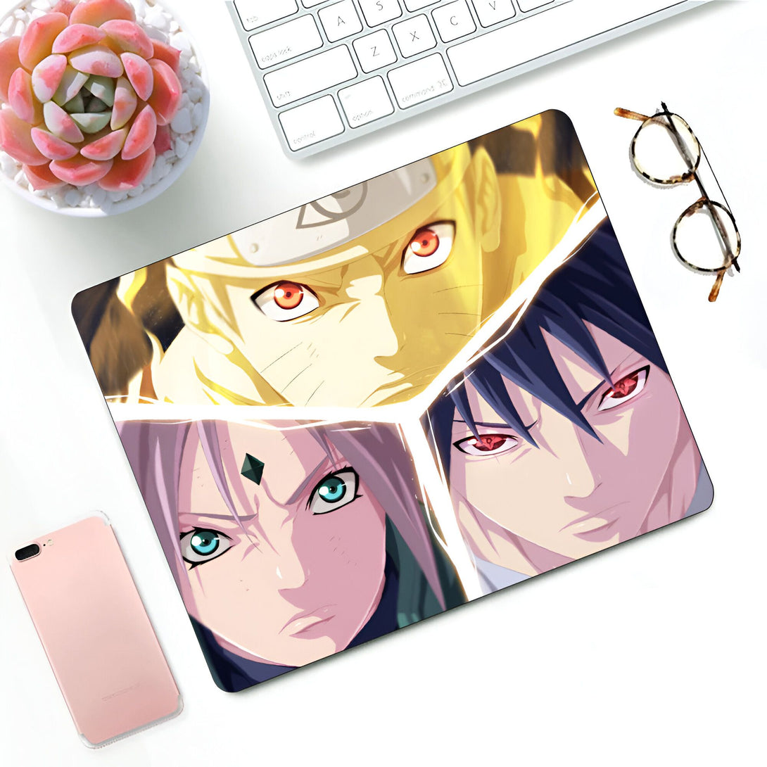 Tapis de souris Naruto avec des illustrations de Naruto Uzumaki, Sasuke Uchiha et Sakura Haruno.