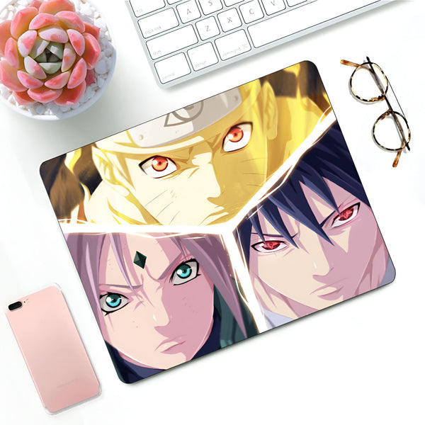 Tapis de souris Naruto avec des illustrations de Naruto Uzumaki, Sasuke Uchiha et Sakura Haruno.