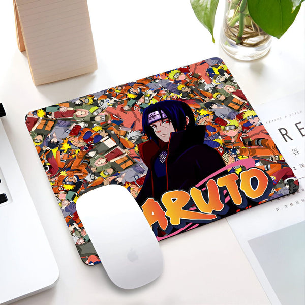 Un tapis de souris avec un design de Naruto. Il présente une image de Sasuke Uchiha avec le mot "Naruto" écrit en lettres colorées et un fond de personnages de Naruto.