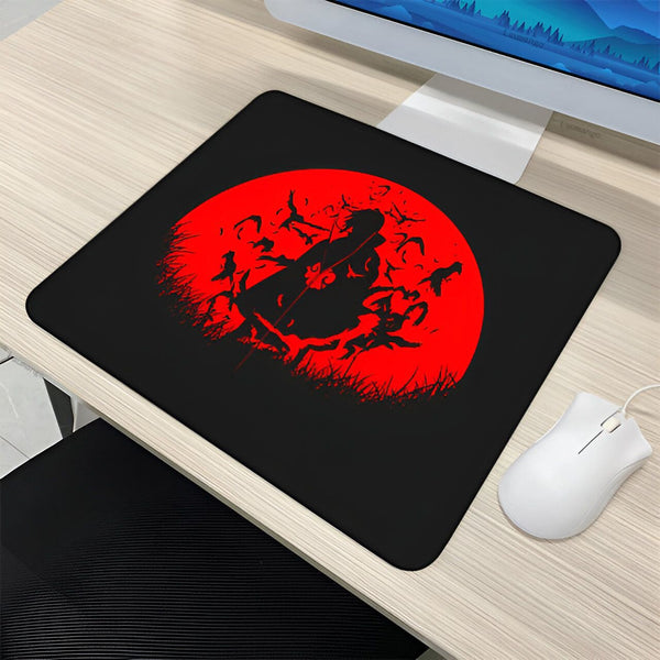 Un tapis de souris noir avec un soleil rouge et un personnage de Naruto en silhouette. Le personnage tient une épée et est entouré d'oiseaux. Le tapis de souris est sur un bureau en bois.