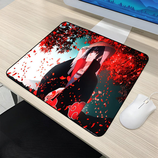 Sous-main de souris avec un design de personnages d'anime de Naruto, représentant Itachi Uchiha avec ses Sharingan et un fond de pétales rouges flottant.