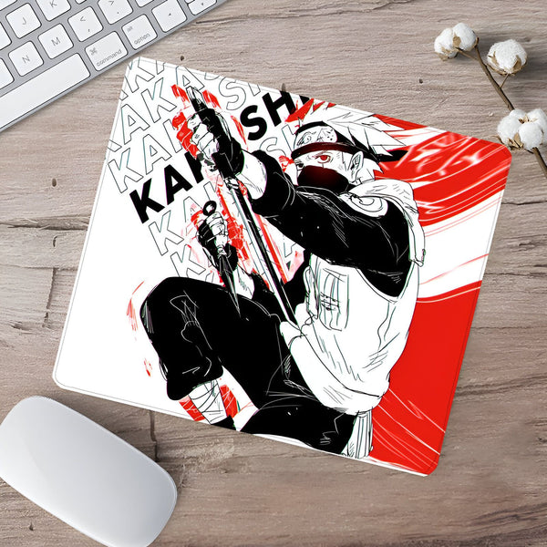 Sous-main avec Kakashi Hatake en noir et blanc sur fond rouge avec le mot "Kakashi" répété en blanc.