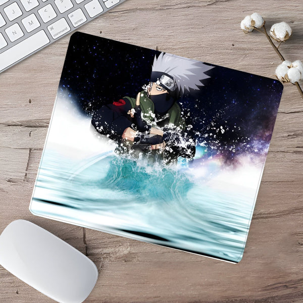 Sous-verre avec l'image de Kakashi Hatake, un personnage de la série manga et anime Naruto, se tenant sur une vague avec un fond d'étoiles et d'eau.