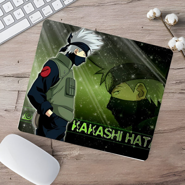 Sous-main de souris avec l'image de Kakashi Hatake, un personnage populaire de l'anime Naruto. Il est représenté avec sa tenue emblématique, portant le bandeau frontal de Konoha. L'arrière-plan est vert foncé et comporte des étoiles scintillantes.