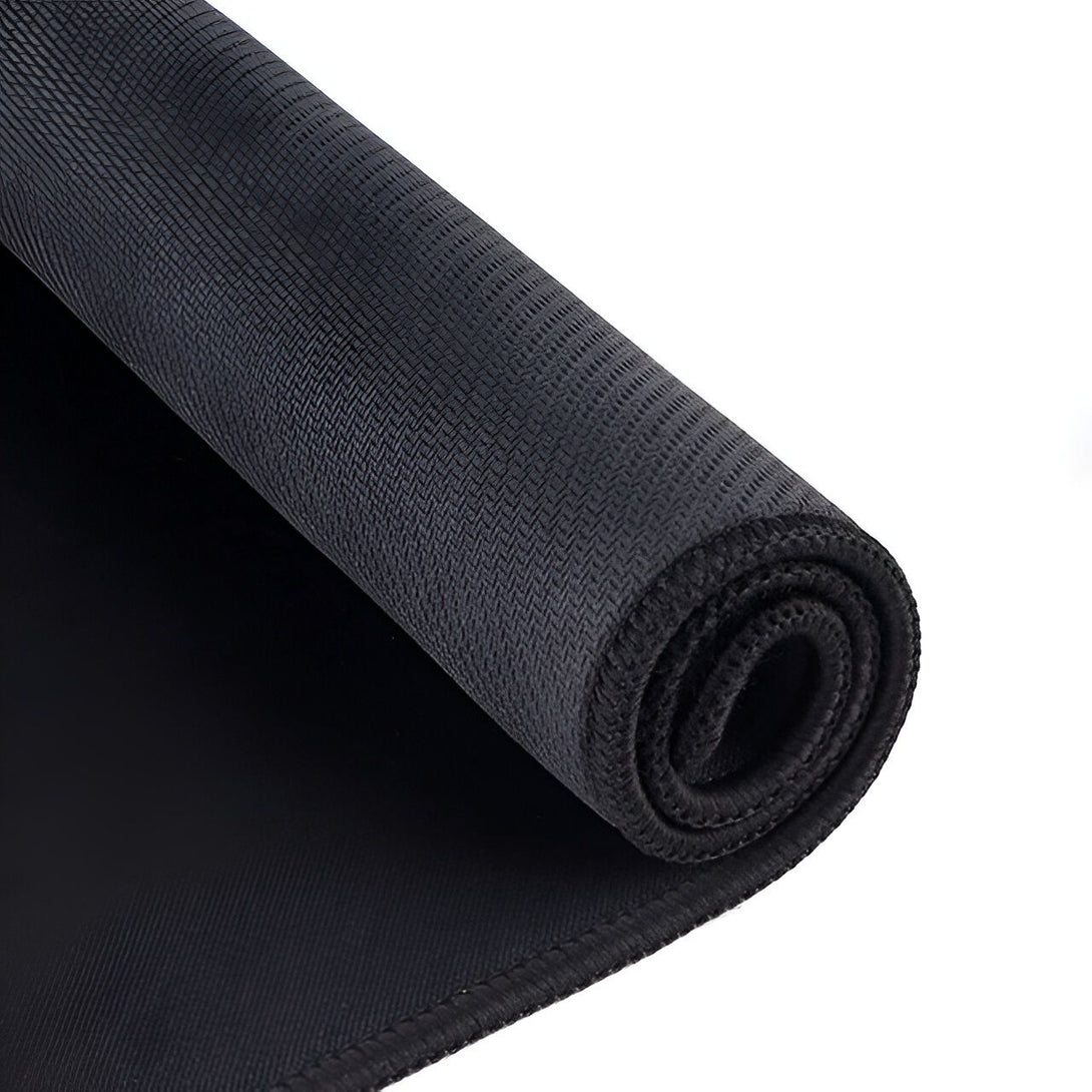 Un tapis de souris noir de haute qualité, parfait pour les fans de Naruto. Le tapis est enroulé, montrant sa texture et ses coutures.