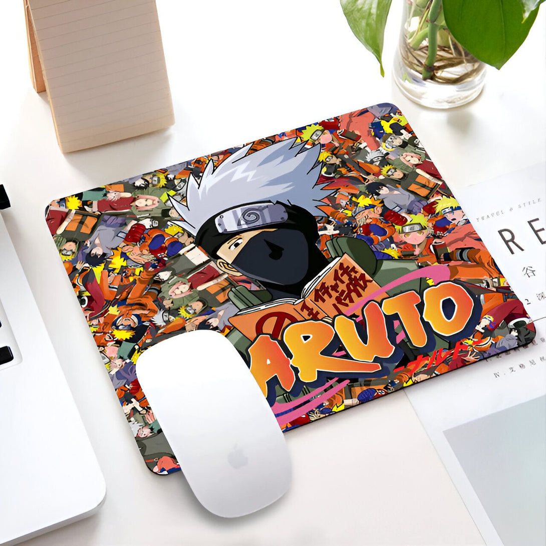 Un tapis de souris avec un motif de personnages Naruto, dont Kakashi Hatake, avec l'inscription "Naruto".