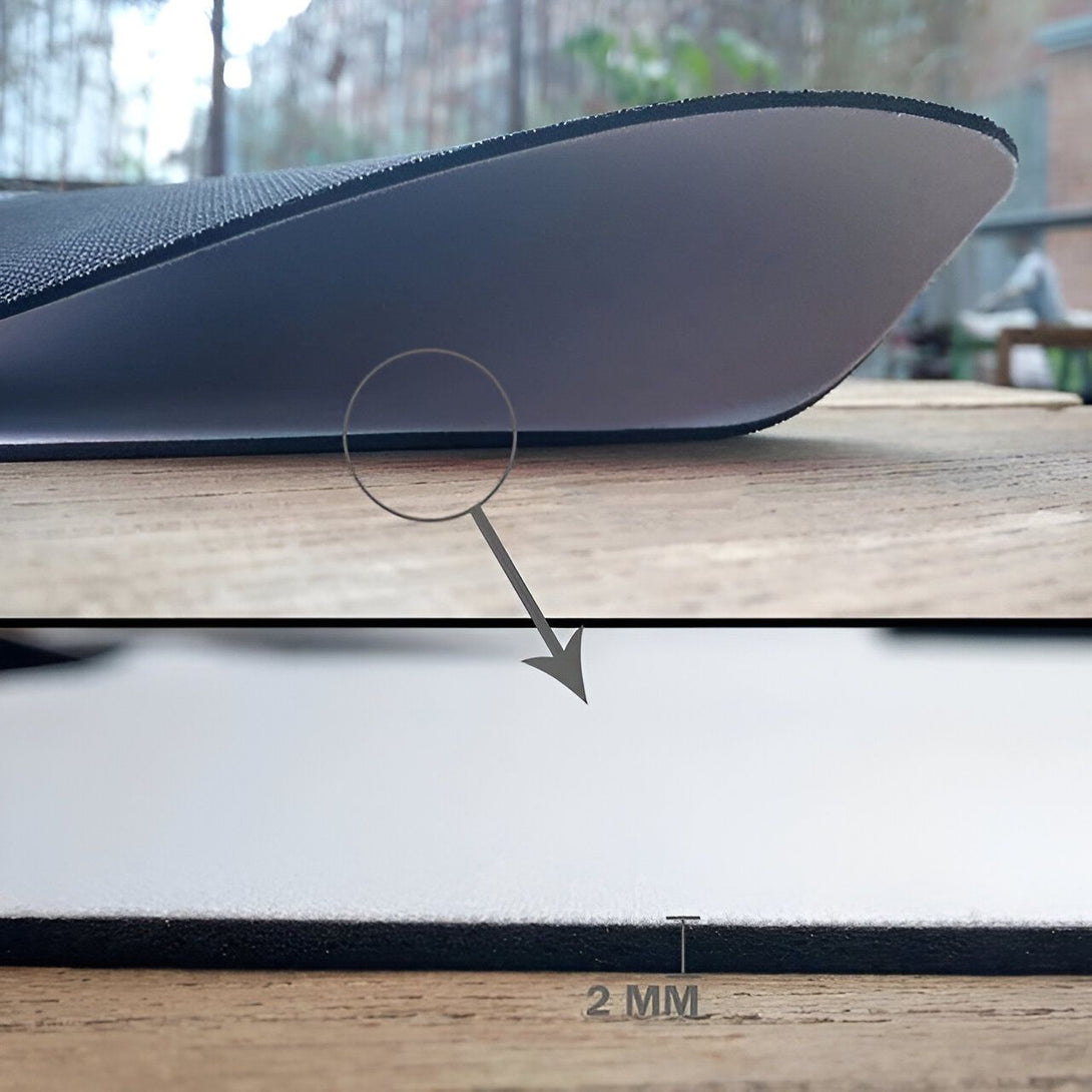Sous-main Naruto avec une épaisseur de 2 mm, idéal pour protéger votre bureau et améliorer votre expérience de jeu. La surface lisse offre un glissement optimal pour la souris, tandis que la base en caoutchouc antidérapante maintient le tapis en place.