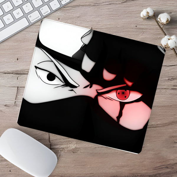 Sous-main de souris avec un motif de l'œil de Sharingan de Kakashi Hatake du manga Naruto. Le Sharingan est représenté avec un fond noir et blanc.