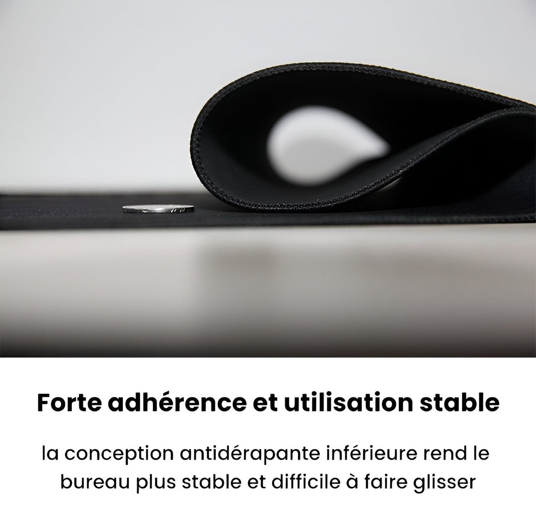 Un tapis de souris noir plié en deux, avec une pièce de monnaie placée sur le côté plat. Le tapis de souris est conçu avec une base antidérapante pour une utilisation stable.