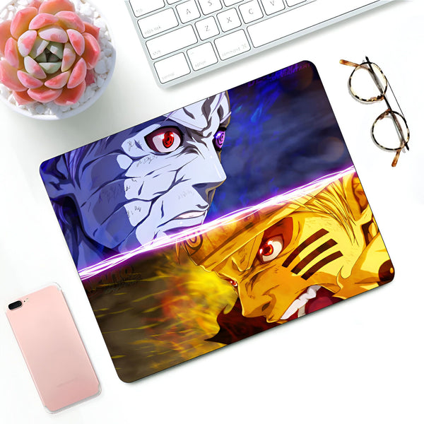 Sous-main de souris avec un design de Naruto et Madara Uchiha, deux personnages emblématiques de l'anime Naruto.
