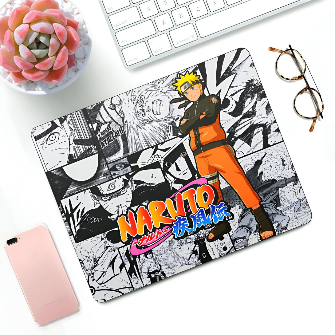 Sous-main de souris Naruto avec un design de manga en noir et blanc mettant en scène Naruto Uzumaki, le personnage principal, sur fond de texte "Naruto" en japonais.