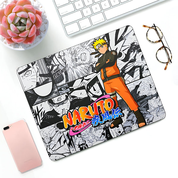 Sous-main de souris Naruto avec un design de manga en noir et blanc mettant en scène Naruto Uzumaki, le personnage principal, sur fond de texte "Naruto" en japonais.