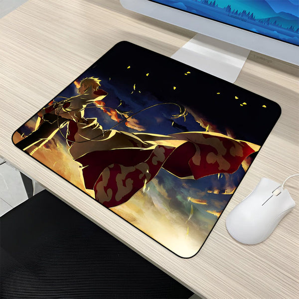 Un tapis de souris avec une illustration de Naruto Uzumaki en train de faire un jutsu, sur un fond sombre avec des touches de jaune.