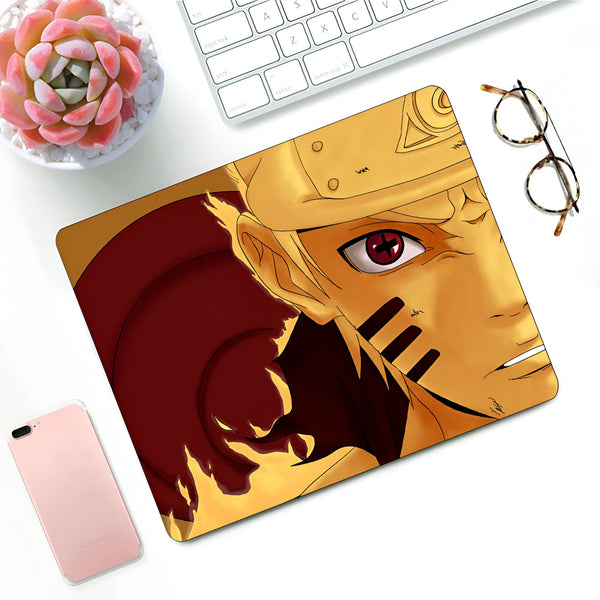 Un tapis de souris avec l'image de Naruto Uzumaki, un personnage de l'anime Naruto, portant le chakra du renard à neuf queues. Le design est dynamique et représente le pouvoir et la détermination de Naruto.
