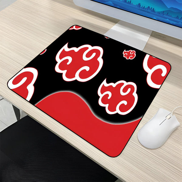 Un tapis de souris noir avec des nuages rouges et blancs, inspiré de l'anime Naruto, parfait pour les fans de l'univers de ninjas.