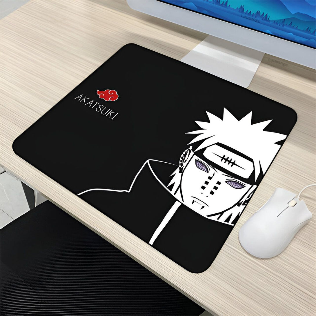 Un tapis de souris noir avec l'image de Pain, un personnage de l'anime Naruto, avec le logo d'Akatsuki.