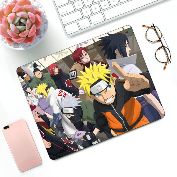 Tapis de souris Naruto avec une illustration des personnages principaux de l'anime, notamment Naruto Uzumaki, Sasuke Uchiha et Kakashi Hatake.