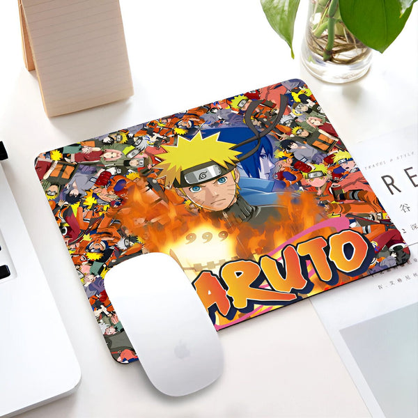 Un tapis de souris avec un motif Naruto représentant le personnage principal Naruto Uzumaki, entouré de ses compagnons ninjas, sur un fond orange avec le nom "Naruto" écrit en grand.
