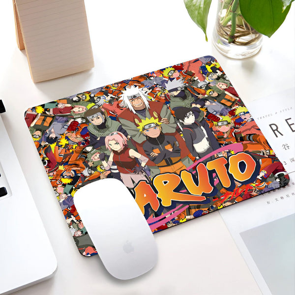 Sous-main de souris avec l'impression des personnages de l'anime Naruto, y compris Naruto, Sasuke, Kakashi, Sakura, et d'autres. Le sous-main est de couleur orange, jaune et rouge, avec le mot "Naruto" écrit en grand.