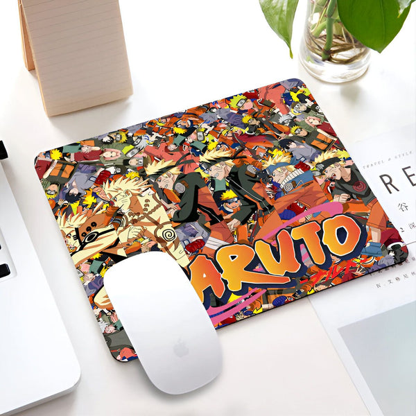 Un tapis de souris avec l'image de plusieurs personnages de l'anime Naruto, dont le mot "Naruto" écrit en grand dans le coin inférieur droit.