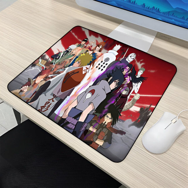 Sous-main de souris Naruto avec un design de personnages de l'anime, notamment Sasuke, Kakashi, Itachi et d'autres personnages emblématiques.