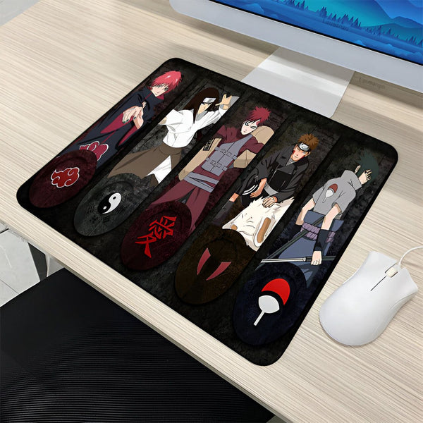 Un tapis de souris avec des personnages de Naruto. On peut voir Kakashi, Sasuke, Itachi, Naruto et Pain. Le tapis est noir avec des symboles rouges et blancs.  Il s'agit d'un excellent ajout à votre collection de produits Naruto.