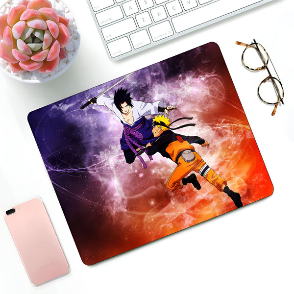 Sous-main de souris avec Sasuke et Naruto de l'anime Naruto, se battant dans un fond d'étoiles rouges et bleues.