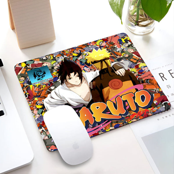 Un tapis de souris avec des illustrations colorées de personnages de l'anime Naruto, y compris Naruto et Sasuke, avec le mot "Naruto" écrit en grand sur le tapis de souris.  Parfait pour les fans de Naruto !