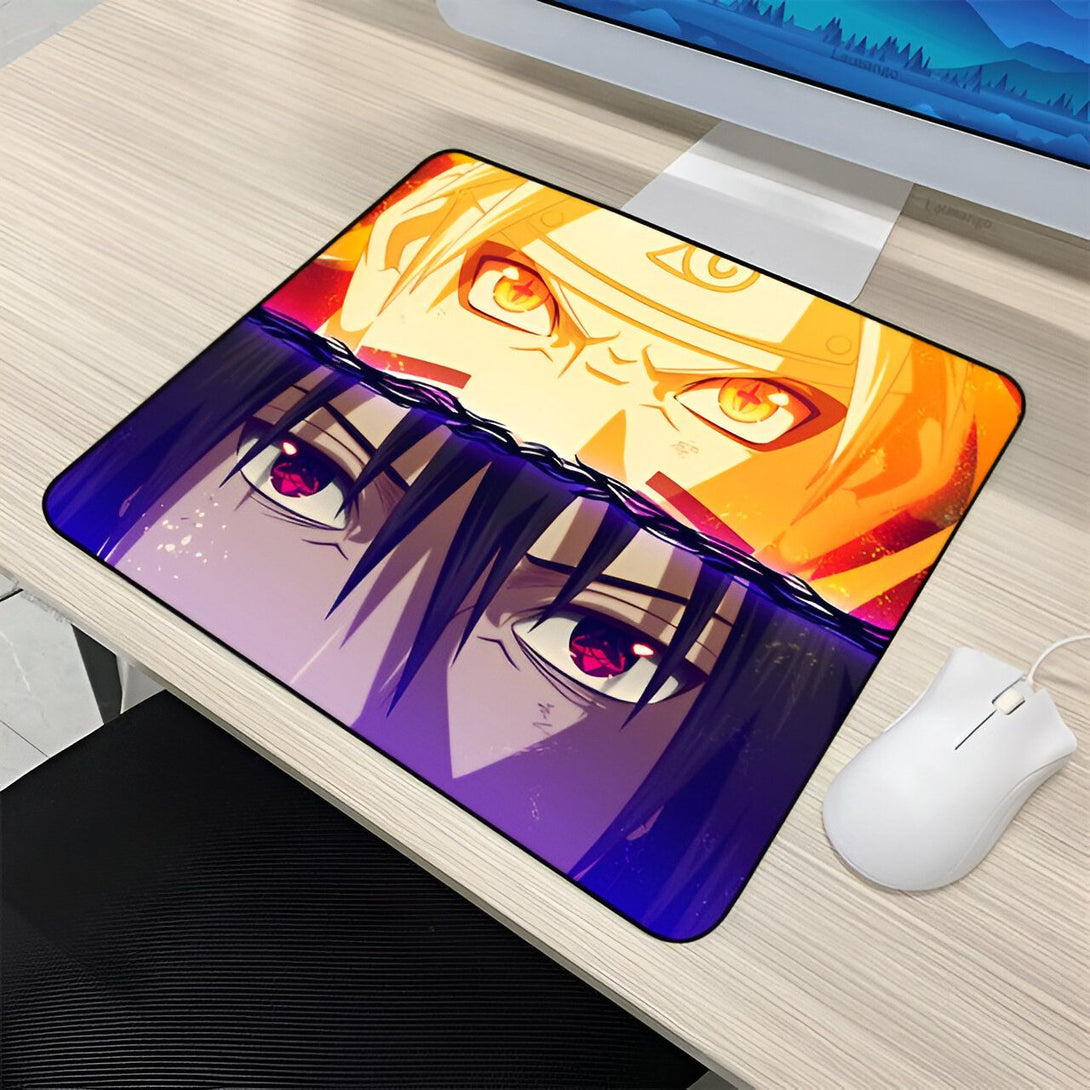 Un tapis de souris avec une image d'un personnage Naruto, Sasuke, avec des yeux rouges et noirs, et un personnage Naruto, Naruto, avec des yeux jaunes et blonds.  Le tapis de souris est sur un bureau avec une souris blanche.