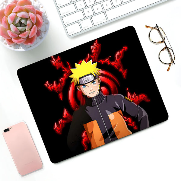 Sous-main de souris avec l'image de Naruto Uzumaki, le protagoniste de l'anime et du manga Naruto, avec son emblème du village caché de Konoha et des symboles rouges.