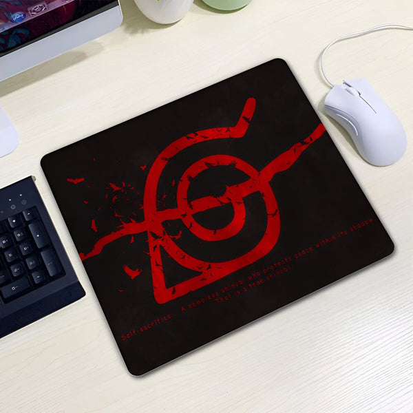 Un tapis de souris noir avec le symbole rouge du village caché de Konoha (Feuille) de l'anime Naruto avec la citation "Le sacrifice de soi... Un shinobi sans nom qui protège la paix dans son ombre... Voilà un véritable shinobi."