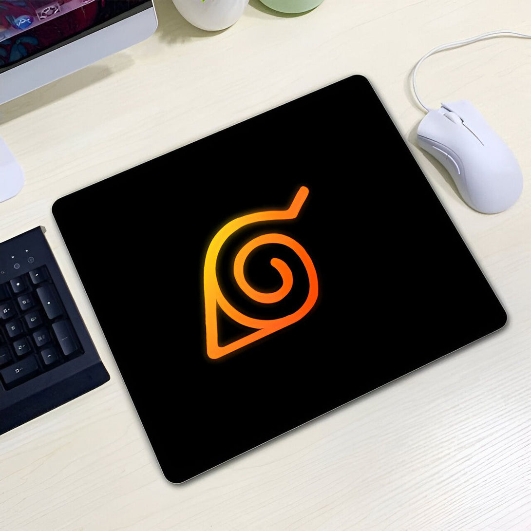Sous-main de souris noir avec le logo de Konoha, le village caché dans les feuilles, en orange et jaune. Parfait pour les fans de Naruto !