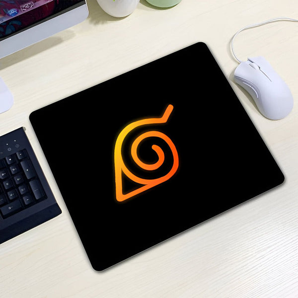 Sous-main de souris noir avec le logo de Konoha, le village caché dans les feuilles, en orange et jaune. Parfait pour les fans de Naruto !