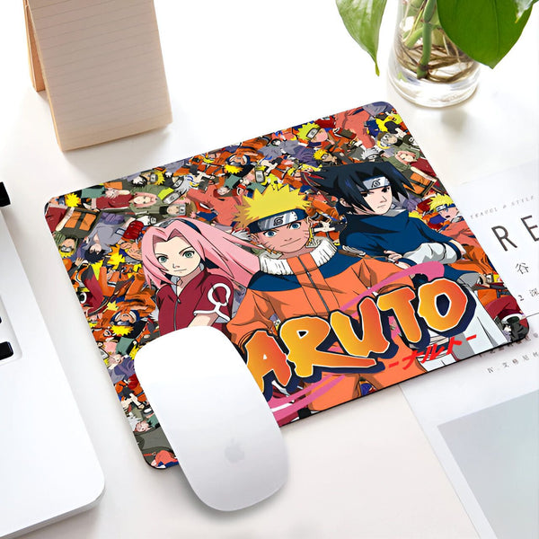 Sous-main de souris avec des personnages de l'anime Naruto, notamment Naruto, Sakura et Sasuke. Le sous-main est orné du logo "Naruto" et d'un arrière-plan coloré avec des personnages de l'anime.