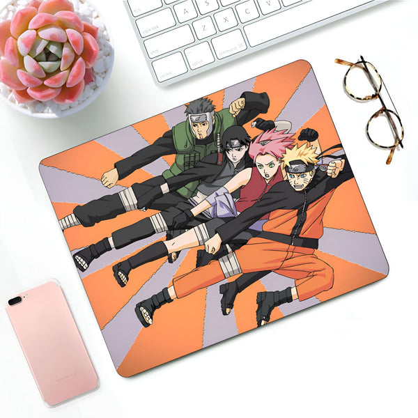 Tapis de souris Naruto avec un fond orange et des personnages de l'anime, notamment Naruto Uzumaki, Sasuke Uchiha, Sakura Haruno, Kakashi Hatake et Shikamaru Nara.