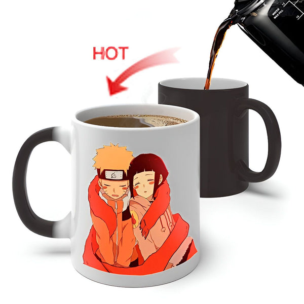 Mug magique Naruto et Hinata. La tasse est noire lorsqu'elle est froide et révèle une image de Naruto et Hinata lorsqu'elle est remplie d'une boisson chaude.  Parfait pour les fans de Naruto !