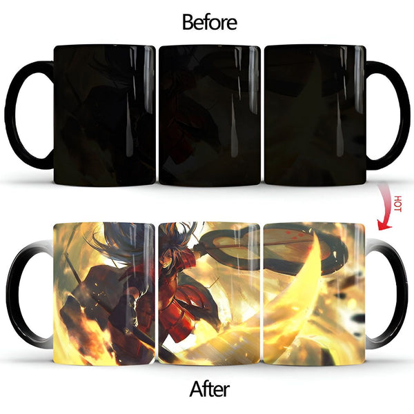 Tasse à changement de couleur Naruto avec l'image d'un personnage tenant une épée. La tasse est noire lorsqu'elle est froide et révèle l'image du personnage lorsqu'elle est remplie de boisson chaude.