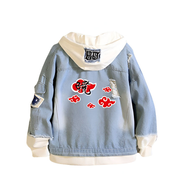 Veste en jean bleue avec capuche blanche, ornée d'un motif rouge représentant des nuages avec des kanji, un motif inspiré de l'univers de Naruto.