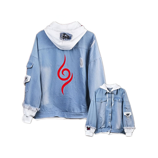 Veste en jean bleue avec une capuche blanche et le symbole du village caché de la feuille rouge sur le dos.  La veste est légèrement déchirée pour un look tendance.